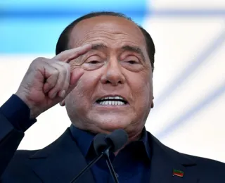 Milhares de pessoas prestam sua última homenagem a Berlusconi