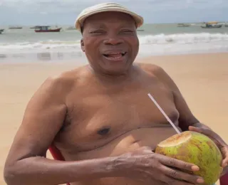 Milton Nascimento curte dia de praia no litoral baiano