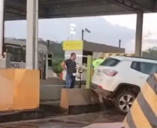 Motorista cochila e carro 'voa' em praça de pedágio na Bahia; vídeo
