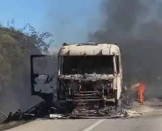 Motorista e mulher grávida saem ilesos após caminhão pegar fogo na BA