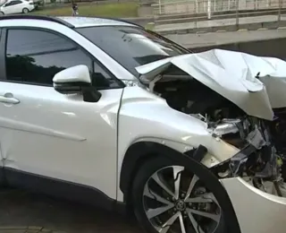 Motorista perde controle de carro e bate em poste na avenida ACM