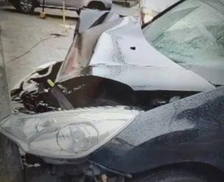Motorista perde o controle e carro bate em poste no Costa Azul
