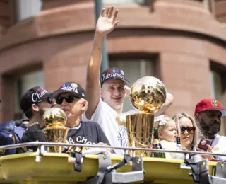 Multidão acompanha desfile dos Nuggets, campeões da NBA, pelas ruas de