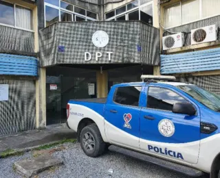 Pai encontra corpo de filho enterrado em cova rasa em Feira de Santana