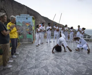 Pia Sundhage visita projetos sociais na Rocinha