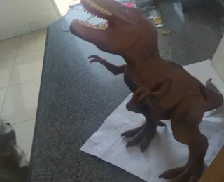 Polícia apreende maconha dentro de "dinossauro"