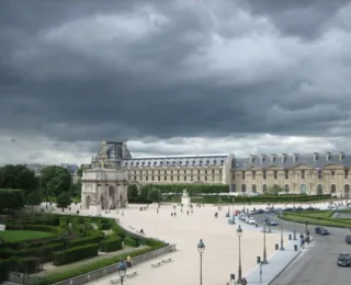 Polícia fecha frente do Louvre por ameaça de bomba e coloca robô