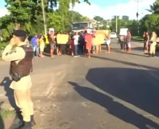 Populares protestam na Estrada do Derba após mulher morrer atropelada