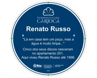 Renato Russo é homenageado com placa em prédio que morou no RJ