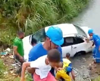 Seis pessoas são resgatadas após queda de veículo em córrego