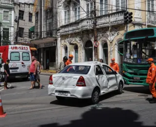 Semáforo apagado provoca acidente entre ônibus e carro na Barroquinha