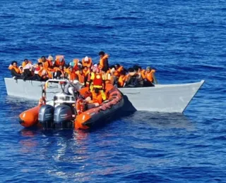 Socorristas localizam embarcação que pode ter 200 pessoas a bordo