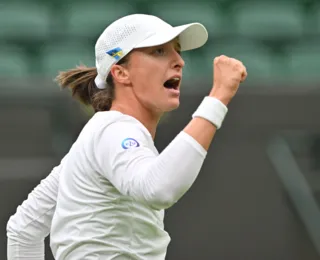 Swiatek estreia em Wimbledon com vitória tranquila sobre chinesa