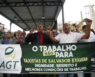 Taxistas fazem manifestação na sede da Cotae e reclamam de serviço