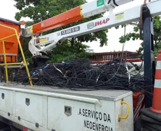 Uma tonelada de fios irregulares é removida por dia na Bahia