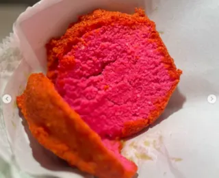 Vendedora lança 'acarajé rosa' e divide opiniões nas redes sociais