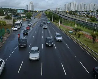 Vídeo: Buraco na pista provoca estragos em 22 carros na Av. Paralela