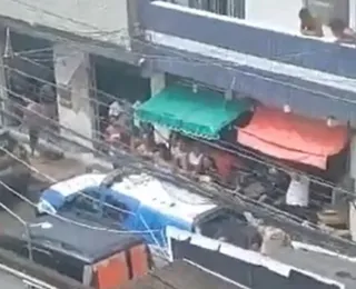 Vídeo: Moradores tentam se proteger de tiroteio no Calabar