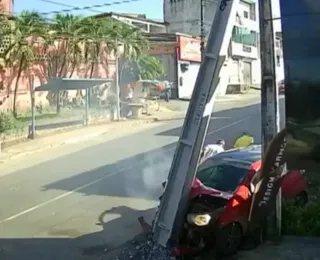 Vídeo: carro desgovernado bate em poste na Estrada Velha do Aeroporto