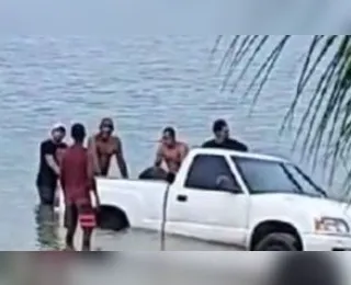 Vídeo: carro é encontrado na água da Praia de Tubarão