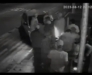 Vídeo: condutor bêbado invade calçada e atropela nove pessoas
