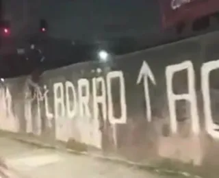 Vídeo: criminoso pula muro escrito 'ladrão aqui' para roubar vítima