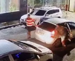 Vídeo: dupla armada rouba carro de casal no bairro da Graça