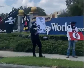 Vídeo: grupo neonazista é visto com bandeiras em parque da Disney