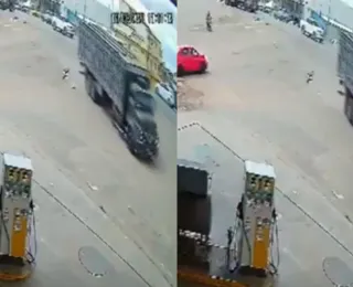 Vídeo: motorista passa mal e carreta invade posto de combustíveis