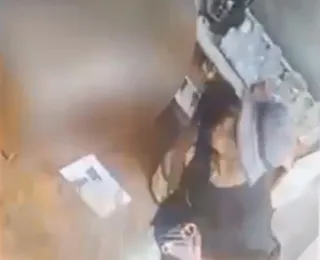 Vídeo: mulher com criança no colo tem celular roubado dentro de salão