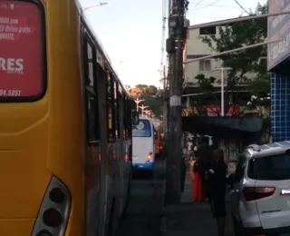 Vídeo: ônibus cai em buraco na Avenida Suburbana