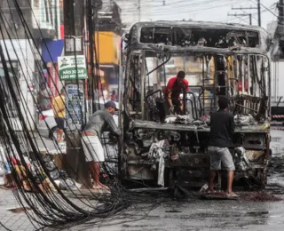 Vídeo: ônibus é incendiado por criminosos na Sussuarana