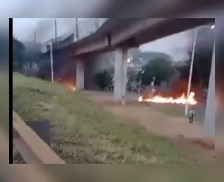 Vídeo: protesto complica trânsito na Avenida Barros Reis