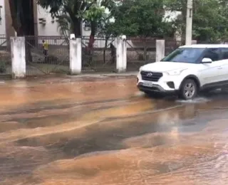 Vídeo: tubulação rompe e causa alagamento no Caminho das Árvores