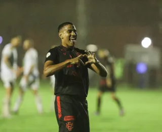 Vitória vence o ABC debaixo de chuva e retorna à liderança da Série B