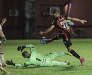 Zagueiro artilheiro decide e Vitória vence o Sampaio Corrêa de virada