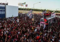 'AeroNêgo': torcida do Vitória recebe jogadores após acesso à Série A