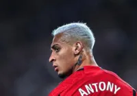 Antony é afastado do Manchester United após acusação de agressão