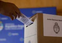 Argentinos começam a votar no segundo turno das eleições