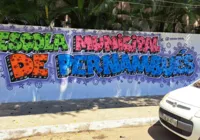 Artistas pintam muro de escola com ilustrações de super-heróis negros