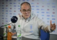 Bielsa convoca Uruguai sem Suárez e Cavani para Eliminatórias