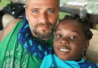 Bruno Gagliasso leva filho para conhecer terreiro de candomblé na BA