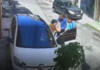 Câmera flagra bandidos roubando carro de morador da Ribeira