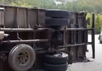 Caminhão tomba na BR-101 e carga de sabão é saqueada