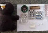 Caminhoneiro é flagrado com drogas escondidas em urso de pelúcia
