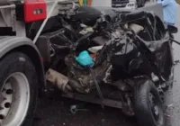 Cantor sofre grave acidente após carro ser imprensado por carretas