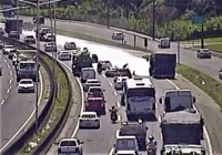 Carga de fertilizante cai na BR-324 e deixa trânsito lento