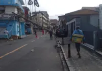 Carro derruba poste após batida no bairro da Capelinha