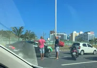 Carro e motocicleta se chocam na Avenida Paralela neste sábado