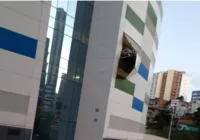 Carro fica pendurado em hospital após motorista perder controle